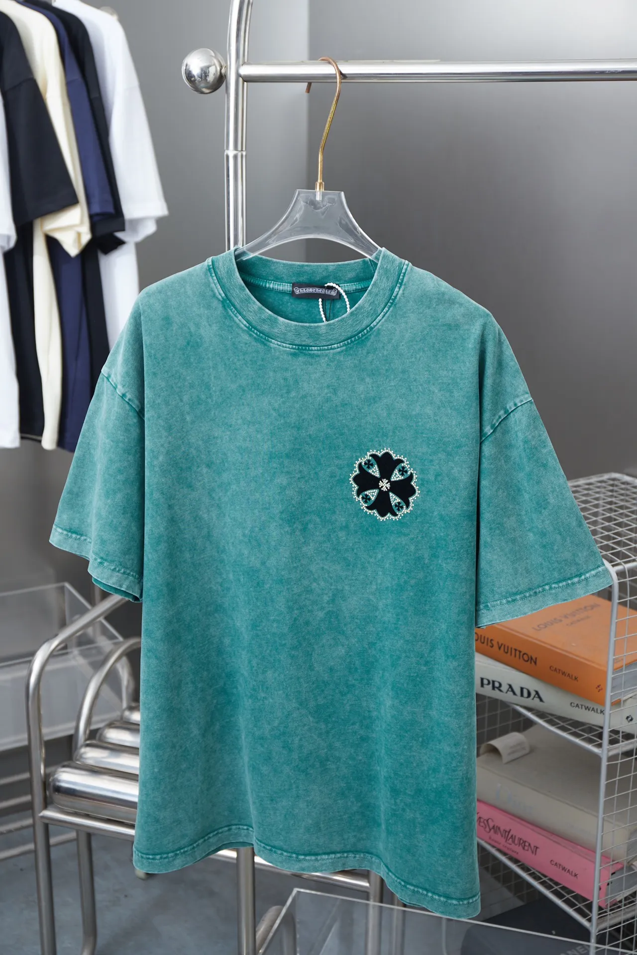 🅿️220 Chrome Hearte 25SS early spring new style, flocked printed hot diamond short sleeves, light luxury, essential item for daily commuting for men and women, correct version, welcome to compare, detailed features · 280 grams of 100% pure cotton double yarn jersey fabric · Special thickened 32 pieces of double-strand 1X1 thread in the same vat · Beautiful velvet Chrome Heart pattern printing ➕Australian broken diamonds. Ready-to-wear dyeing Then do the faded fried snowflake process, then wash it to make it look old. Common washing improves the effect · Double-needle stitching across seams · Original main mark, washed tag, branded moisture-proof paper packaging Color: Black/Apricot/Burgundy/Grass Green Size: S/M/L/XL